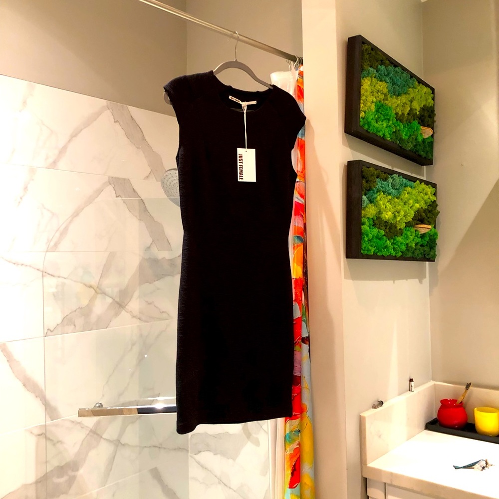 Gorgeous dress! Perfect for work or play!